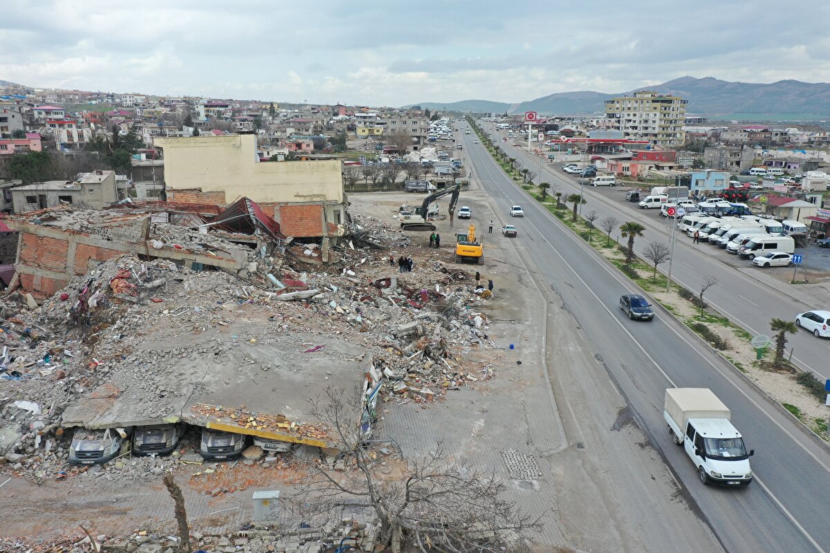 "Çok şükür demekten başka çaremiz yok"<br><br>Oto galerici Ahmet Atlı da deprem anı ve sonrasının felaket olduğunu, bunun tarifinin mümkün olmadığını dile getirdi.