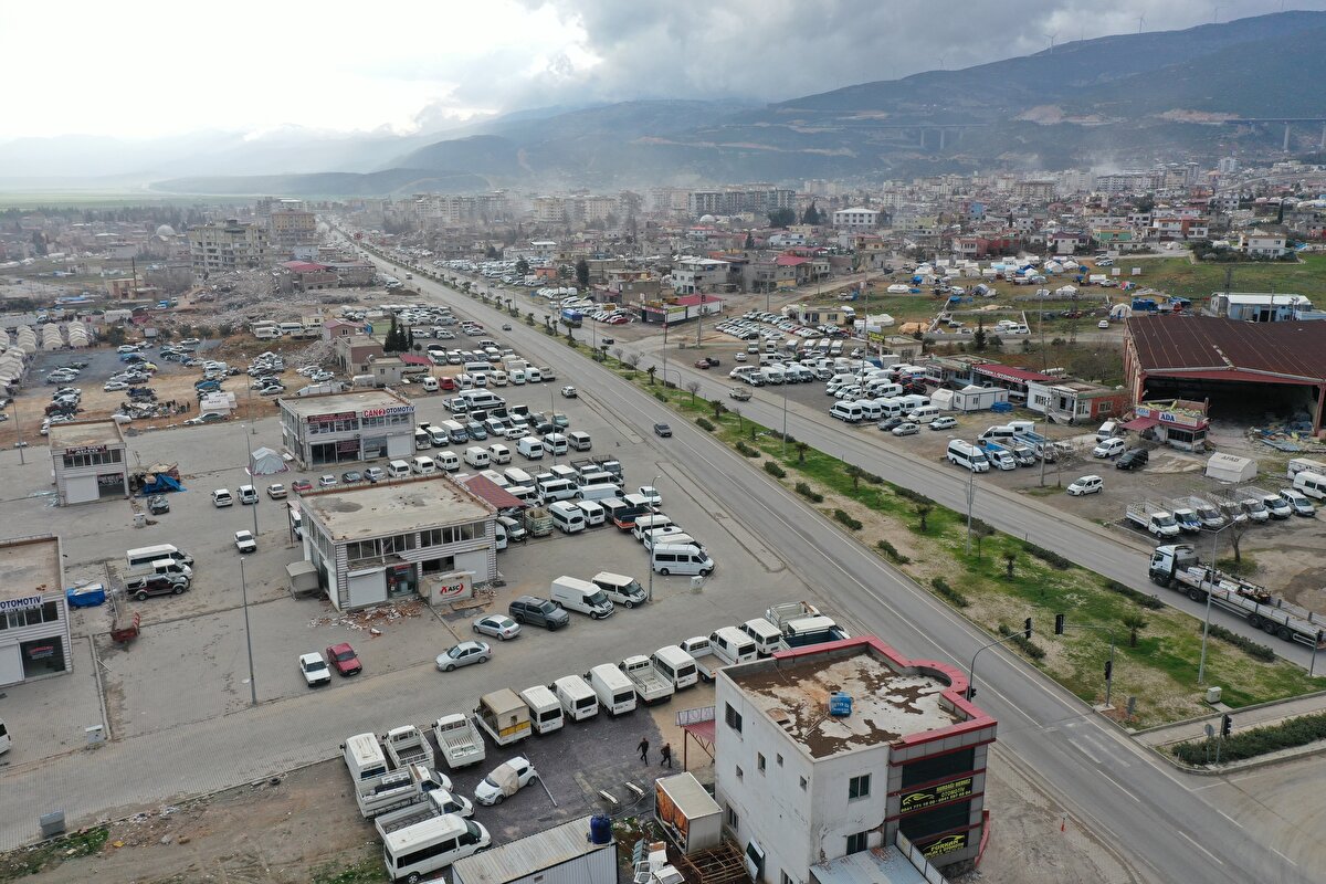 Atlı, insanların şok etkisinde olduklarına işaret ederek, "Yavaş yavaş algılamaya başlıyoruz. Yani çok acı bir durum ama öncelikle can. Bu galerilerin çoğu en az 20 yıllık. Şurası benim babamın yeriydi, 55 yaşında. 55 yıldır biriktirdiği yerdi burası ama hepsi yok oldu ama çok şükür demekten başka çaremiz yok." diye konuştu.