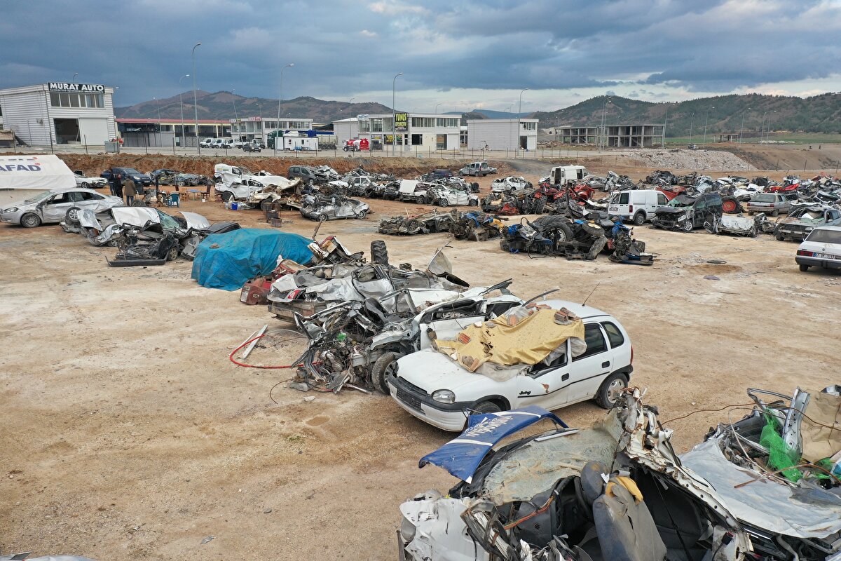 Atlı, şöyle devam etti:<br><br>"İlçe ticareti yüzde 80-90 oto alım satım üzerine. Sanayi de bundan ekmek yediği için, ilçenin ana dinamiği oto alım satım ve oto sanayi üzerine kurulu. Burası biterse Nurdağı diye bir şey bulamazsınız. Çünkü burada fabrika yok, büyük sanayi yok. Tarım da belli düzeyde zaten. Deprem hepimizi çok kötü etkiledi. Ben en yakın olarak halamı kaybettim. Çok fazla kayıp var."