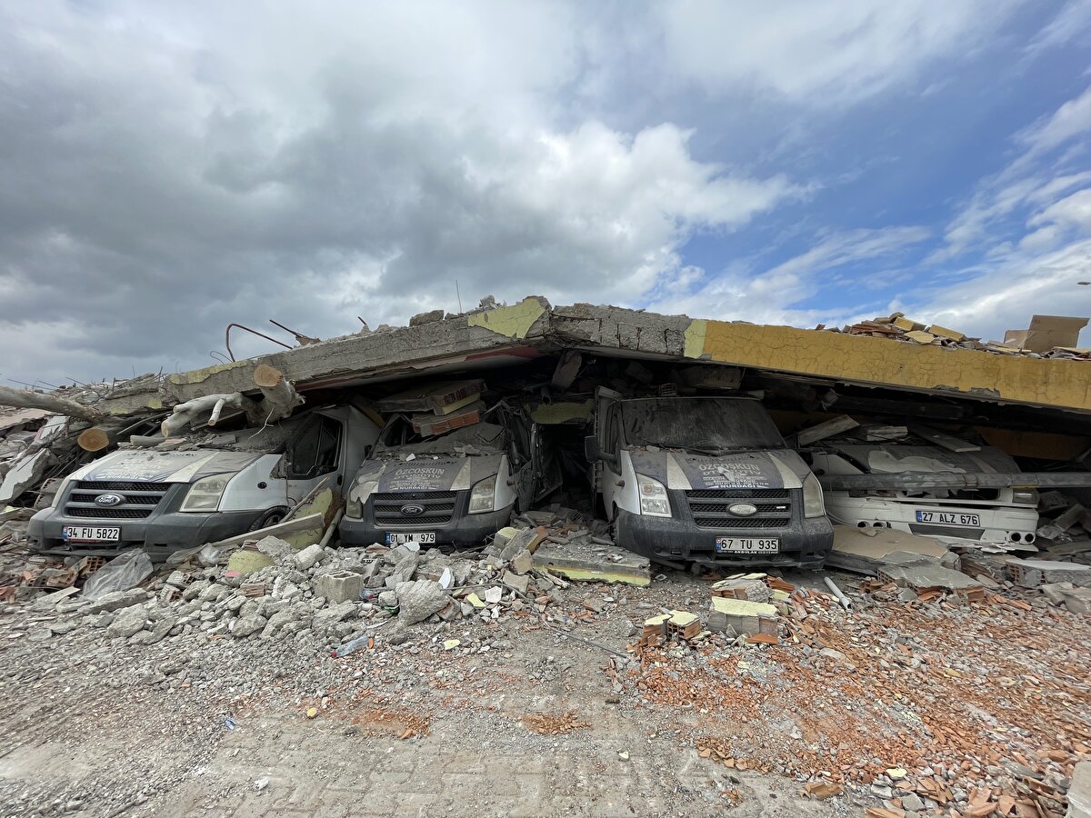 Depremin kendilerini maddi ve manevi olarak çok etkilediğini belirten Çolak, "İlçede en az 500 galeri vardı. Her galeri 10 kişiye ortalama ekmek kapısı olsa, 5 bin kişi yapıyor. Yaklaşık 5 bin kişi bu işten geçimini sağlıyor. Bu galerilerde satışı bekleyen aşağı yukarı 5 bin araç vardı. Bunun en az 1000'i gitti." dedi.