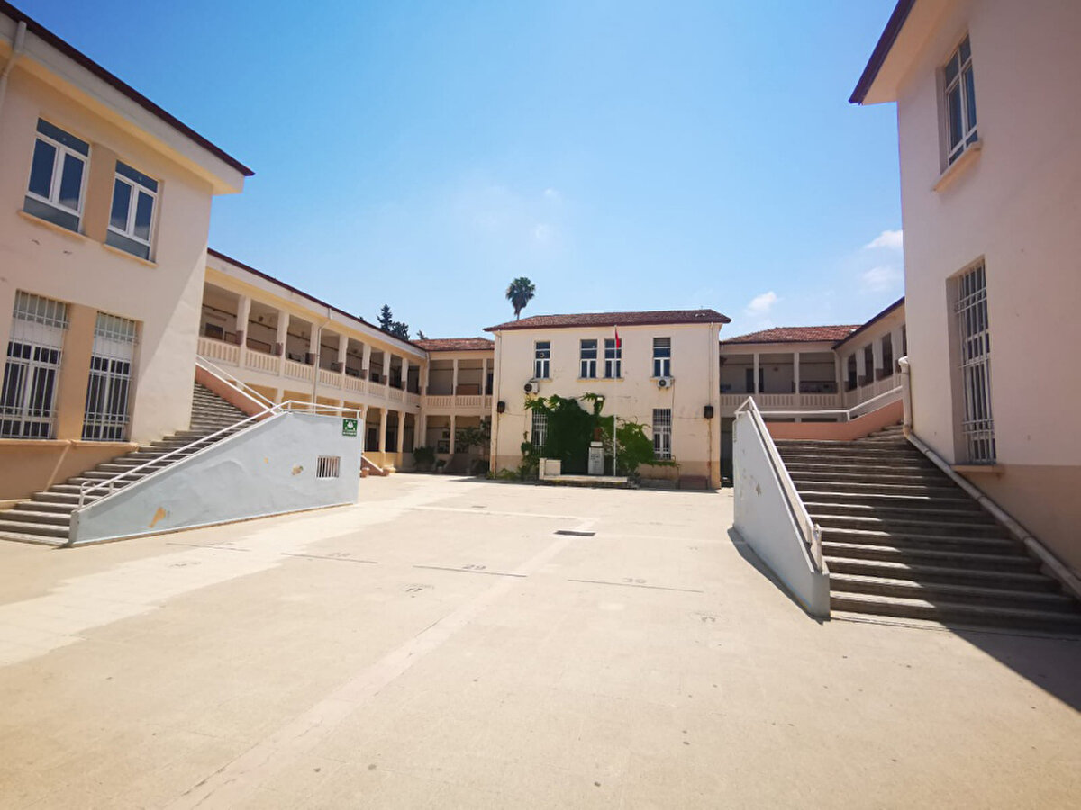 'OKULUMUN BÖYLE GÖRÜNCE İÇİM YANIYOR'<br>2005- 2009 yılları arasında Antakya Lisesi'nde eğitim gördüğünü belirten Cemil Parlak, depremde annesini, babasını, dayısını, yengesini ve kayınvalidesini kaybettiğini söyledi. Antakya halkı olarak tarif edilemez acılar yaşadıklarını söyleyen Parlak, “Annem de bu liseden 1986'da mezun olmuş. Anılarımız, yaşantılarımız, her şeyimiz mahvoldu. Okulumu böyle görünce içim yanıyor. Okul arkadaşlarımdan da ölenler oldu. Müdür yardımcımızı da depremde kaybettik. Acımız büyük" dedi. (