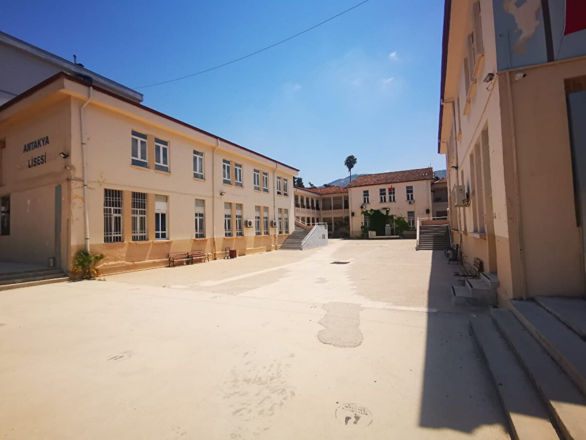 Bu binalardan biri de Cumhuriyet Caddesi'ndeki 110 yıllık Antakya Lisesi oldu. Daha önce birçok kez restore edilen, afetin yaşandığı güne kadar eğitimin devam ettiği binanın büyük bir bölümü, depremde yıkıldı.