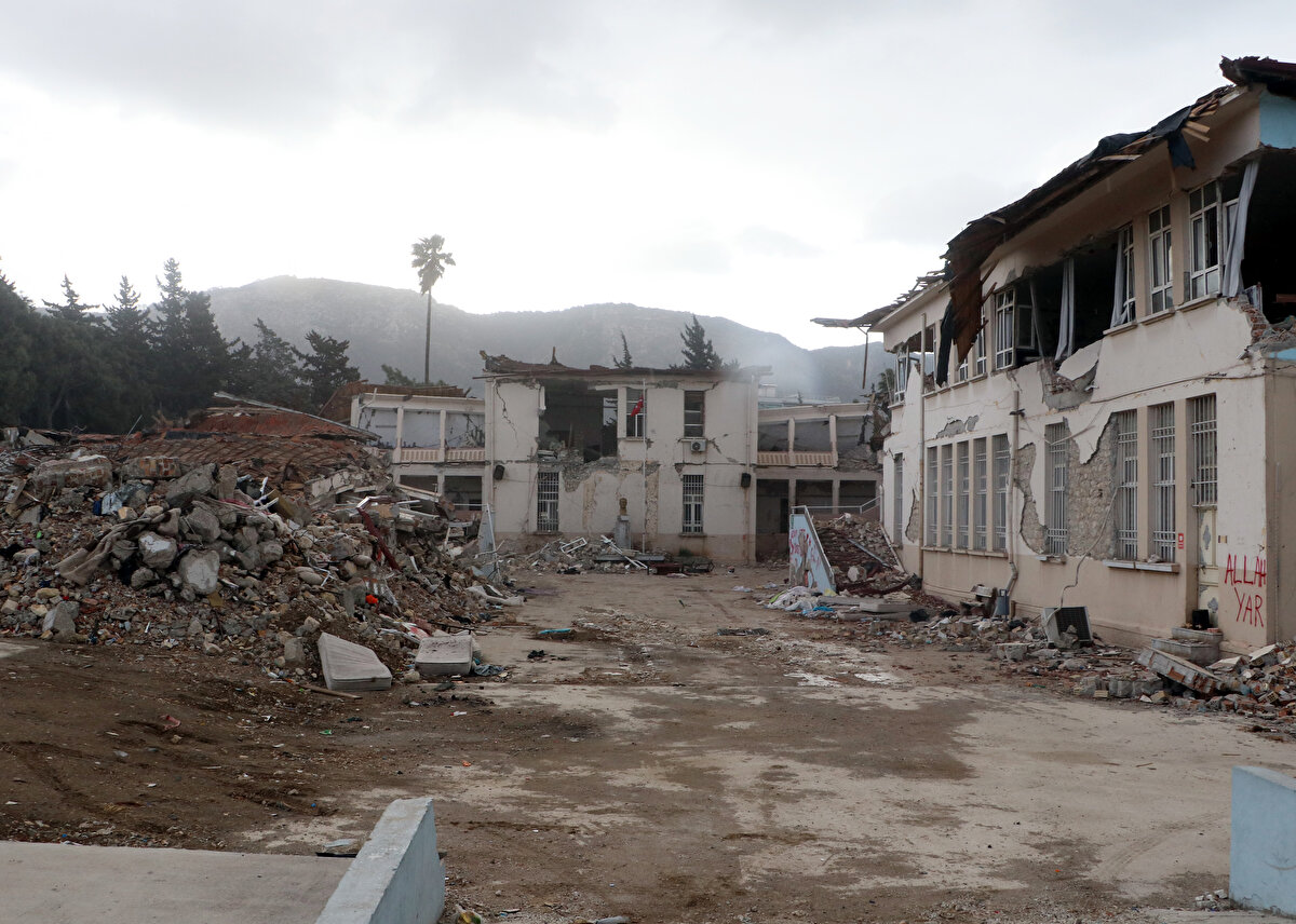 Okulun avlusunda sağlam kalan Türkiye Cumhuriyeti'nin kurucusu Gazi Mustafa Kemal Atatürk'ün büstü ise görenleri duygulandırdı.