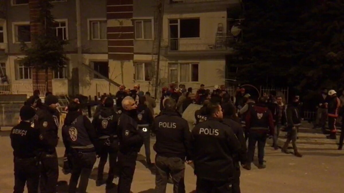 'BENİ ARADI, 'EV YIKILDI, ALTINDA ÇOCUKLAR DA VAR' DEDİ'<br><br>Bu arada olay yerine gelen bir kişi ise Eren G.'nin arkadaşı olduğunu ve kendisini de aradığını belirterek, "Eren beni arayıp, 'ağabey ev yıkıldı, altında çocuklar da var' dedi." diye ekiplere bilgi verdi. 