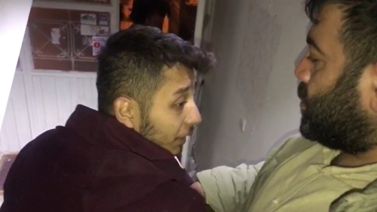 Olay yerinde giden ve yol boyunca Eren G. ile telefon irtibatını kesmeyen ekipler, 3 katlı bir binanın önünde durdu. 