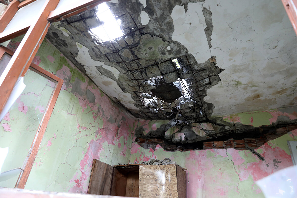 Burasının kamulaştırılarak orada kayaların bir daha düşmemesi veya düşse bile olumsuz bir sonuca yol açmaması için ciddi bir yatırım gerekiyordu. Sadece kamulaştırma bedeli 30 milyon lira civarındaydı. Yapımıyla birlikte 100 milyon lirayı bulan bir projede anlaşma sağlandı. İnşallah Deliklitaş ile ilgili projeyi hayata geçireceğiz. Ama risk sadece Deliklitaş'tan ibaret değil.