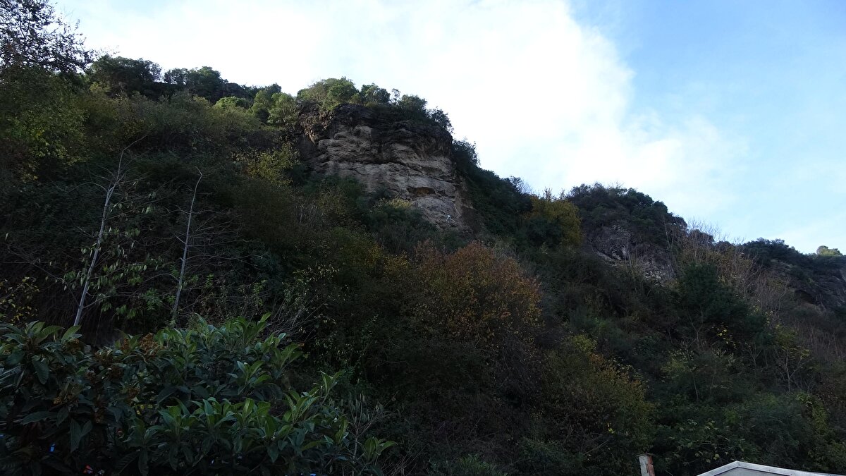 Ortahisar ilçesi Kaymaklı Mahallesi Deliklitaş mevkiinde 21 Kasım 2009'da, toprak ve taş kütlelerinin evin üzerine düşmesi sonucu Turan (58) ve eşi Ayşe (55) Kurt hayatını kaybetti, bazı evlerde hasar oluştu.