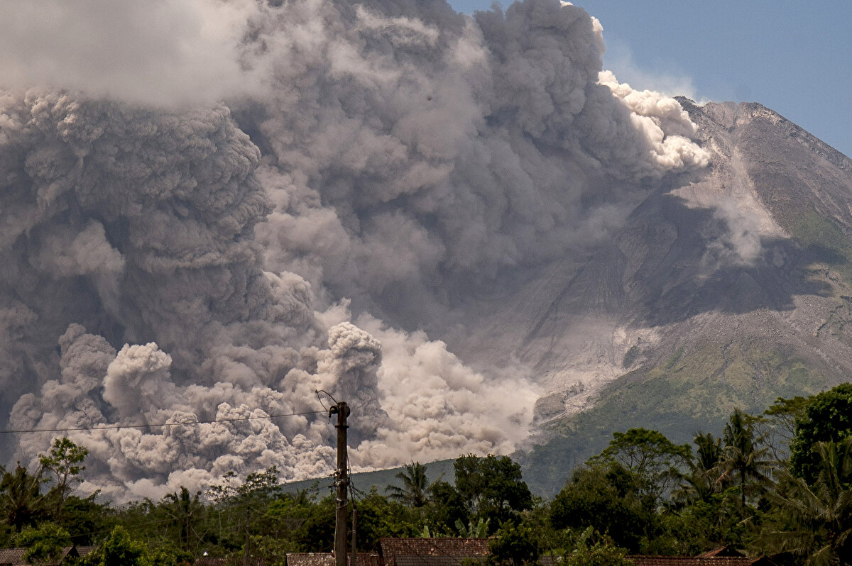 Ülkedeki aktif yanardağlar arasında bulunan Merapi'nin çevresinde 3 ila 7 kilometre alanda dikkatli olunması uyarısında bulunuldu.