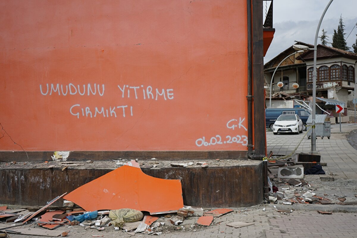 Yıkılan veya ağır hasar alan binaların duvarlarındaki yazılar, görenleri duygulandırdı. <br><br>