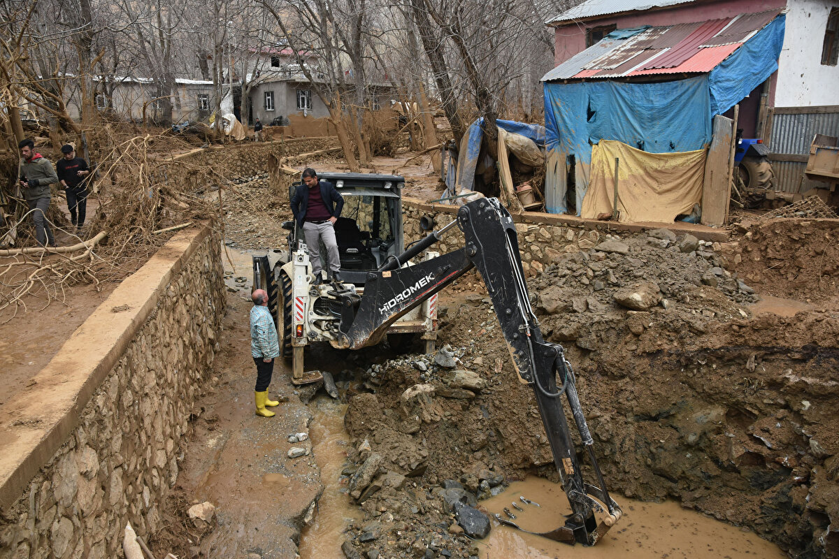 Köylülerden Saadettin Korkmaz, "Gece saatlerinde taşan gölet, önüne kattıklarıyla birlikte mahalleye geldi. Ağaçları kökünden sökmüş. Traktörlerimize, köy minibüsümüze, hayvanlarımıza ve tarım arazilerimize zarar verdi. Geceden beri uğraşıyoruz. Ekipler mahallede hasar tespiti yaptı. Zararımız büyük" dedi.