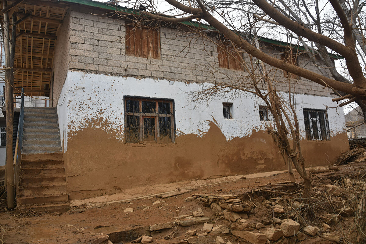 Köylülere ait minibüs ve 3 traktör hasar görürken, yüzlerce dönüm tarım arazisi de çamur içinde kaldı. 3 büyükbaş ile 1 küçükbaşın telef olduğu bölgeye belediye, VEDAŞ, AFAD ve jandarma ekipleri sevk edildi. Onlarca ağaç da kökünden söküldü.