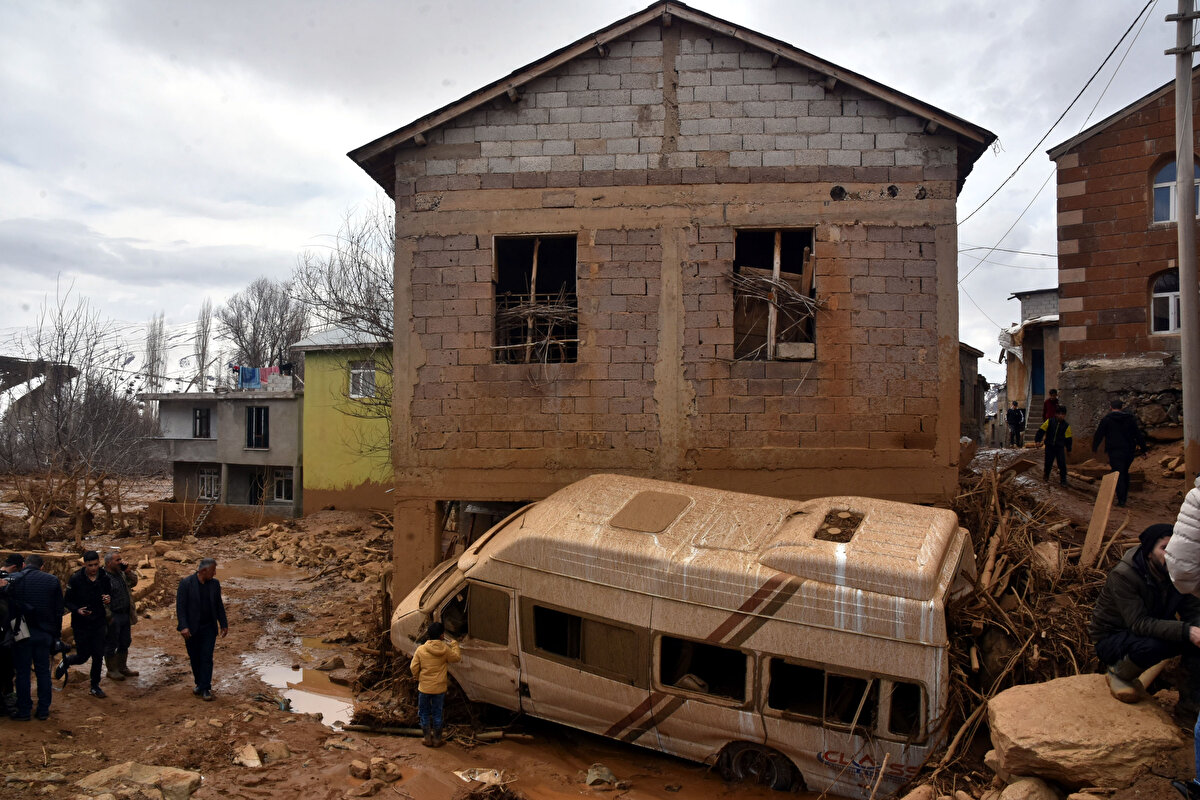 Bitlis merkeze yaklaşık 30 kilometre uzaklıkta bulunan Yolalan beldesinin Düzköy Mahallesi'nde geçen yıl tarım arazilerini sulamak için yapılan gölet tahliye vanaları açılmadığı için gece taştı.