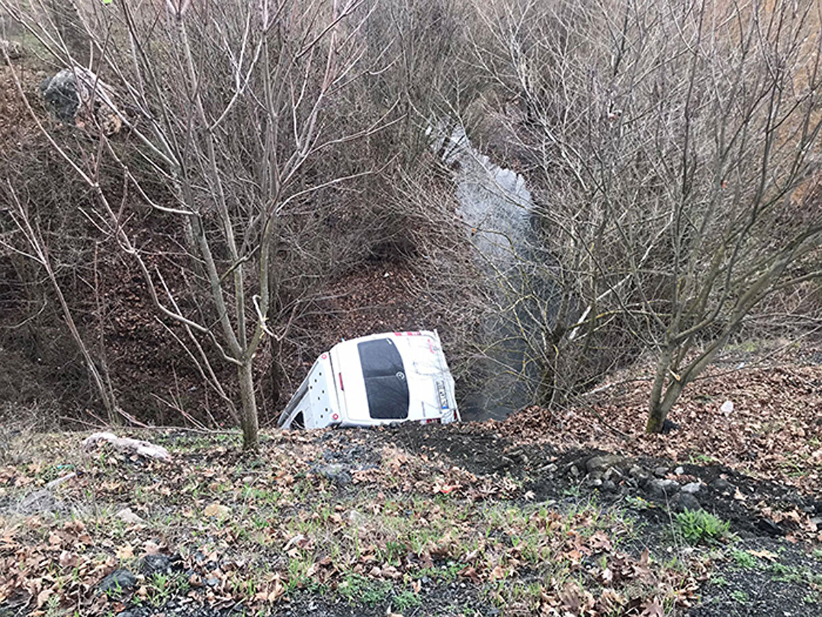 Kazada şoför Kaşık ile yolcular Ayşe B., Murat E., İsmail B., Şinasi Y., Rabia Y., Meryem Y., Ünal G., Ayşegül G., Yaşar B., Fatma Y., Zeynep Y. ve Zehra G. yaralandı.