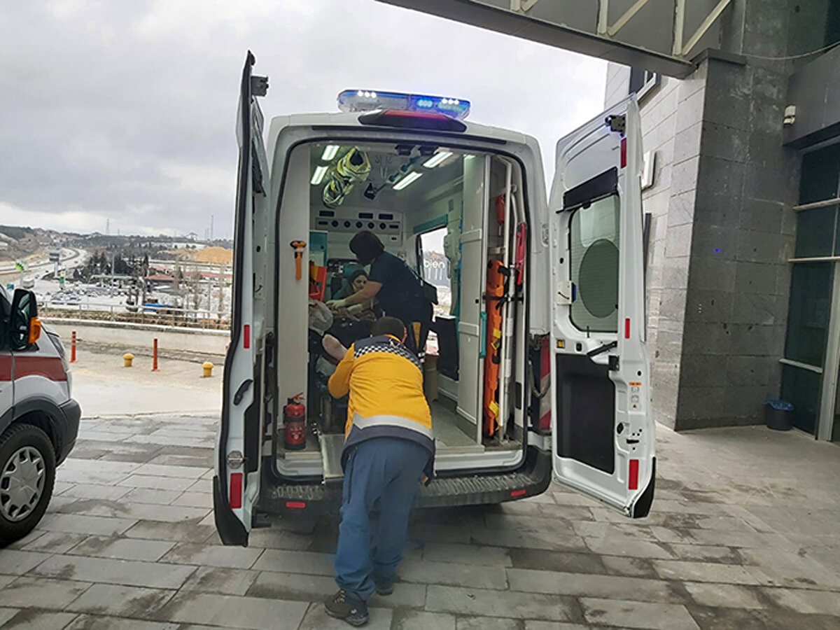 Dere yatağında asılı kalan araç içinde bulunan ve itfaiye ekiplerince kurtarılan yaralılar, ambulanslarla hastaneye kaldırılarak tedaviye alındı. Yaralıların hayati tehlikesinin olmadığı öğrenildi.