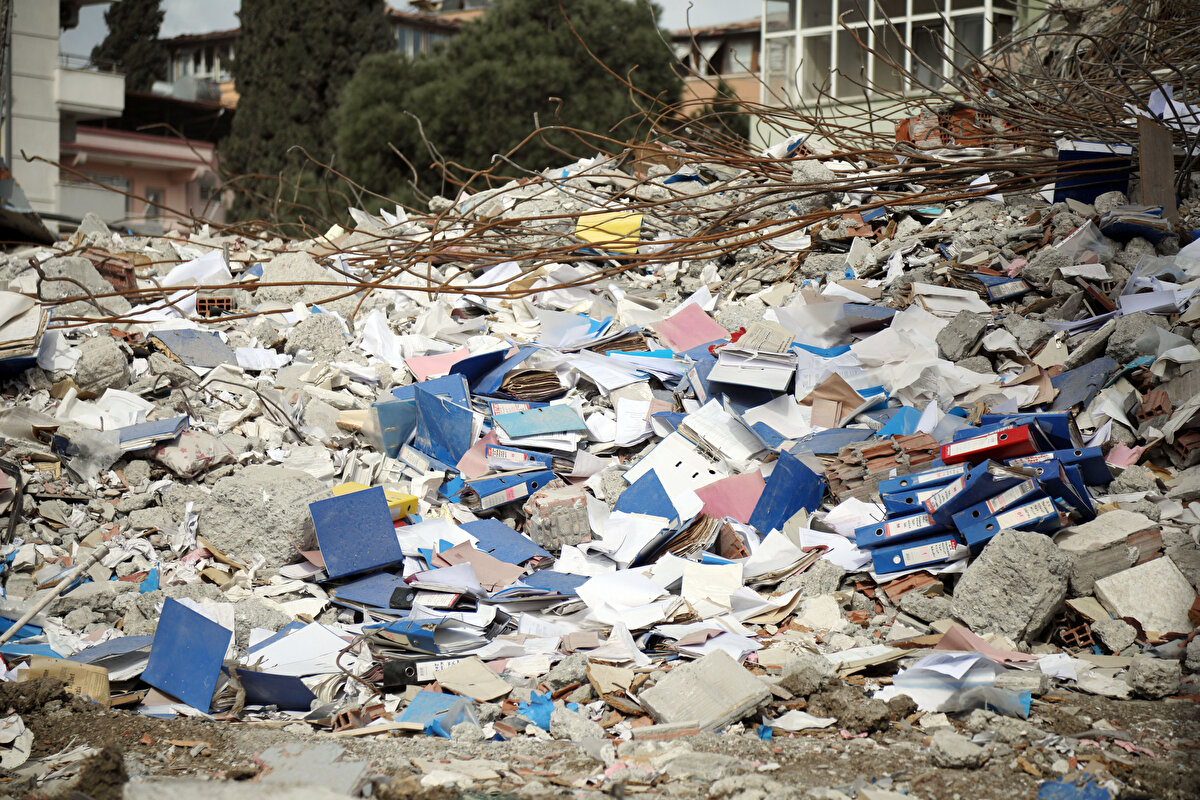 İstanbul Barosu'na kayıtlı avukat Ömer Meşe, Hatay Çevre, Şehircilik ve İklim Değişikliği Müdürlüğü'nün depremlerde hasar gören ve 1'i iş makinesi ile yıkılan 4 bölümden oluşan hizmet binası enkazında 22 gün nöbet tuttu. Meşe, nöbet sürecinde yapı denetim raporları, beton tahlilleri, depreme dayanıklılık testlerinin de aralarında olduğu 500 dosya ve 60 çuvaldan oluşan resmi belgeyi enkazdan toplayıp, 'adli emanet' olarak savcılığa teslim etti.