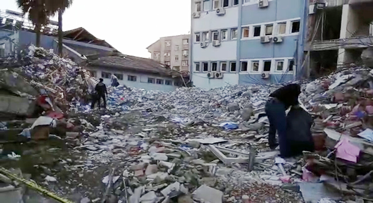 'GÖNÜLLÜ OLARAK İSTANBUL'DAN GELDİM'<br>4 ayrı yapıdan oluşan İl Müdürlüğü'ndeki binaların depremlerde hasar gördüğünü ancak yıkılmadığını belirten Ömer Meşe, "Deprem sonrasında sorumluların tespitine yönelik bütün ıslak imzalı belgelerin yoğun olduğu bir bina, iş makinesi ile yıkılmış. Ben de gönüllü olarak bu belgelerin korunması için İstanbul'dan Hatay'a geldim. 22 gün boyunca hasarlı binalar ile enkazdan toplayabildiğim belgeleri, savcılığa teslim ettim. Hem de enkaz başında nöbet tuttum" dedi.