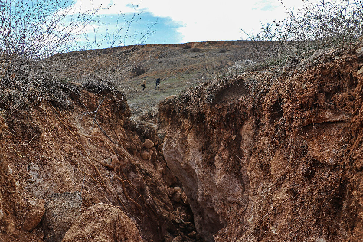 İlçede birçok ev yıkılırken, onlarca kişi de hayatını kaybetti. Depremlerin vurduğu Akçadağ ilçe merkezine yakın noktada bulunan Geyiktepesi mevkisinde de dev yarıklar oluştu.
