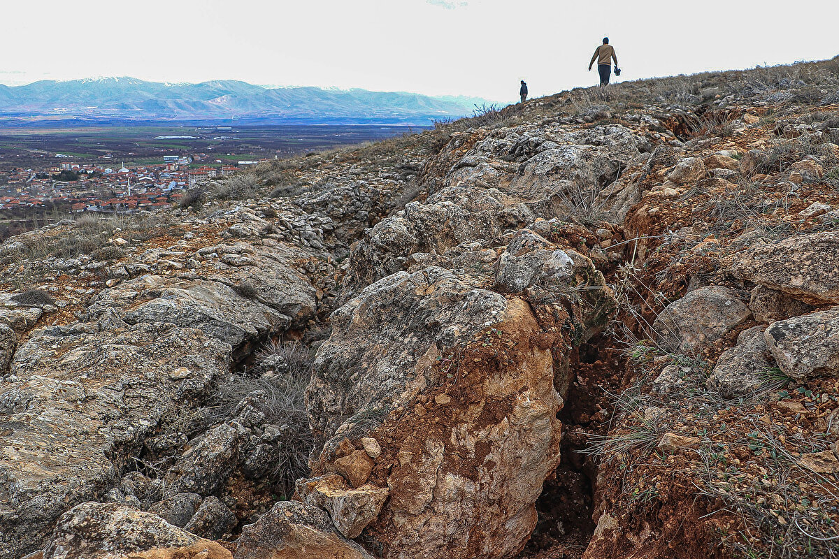 Geyitepesi mevkisine yakın noktada kalan Başpınar Mahallesi'ndeki evler de depremlerde yıkıldı. 