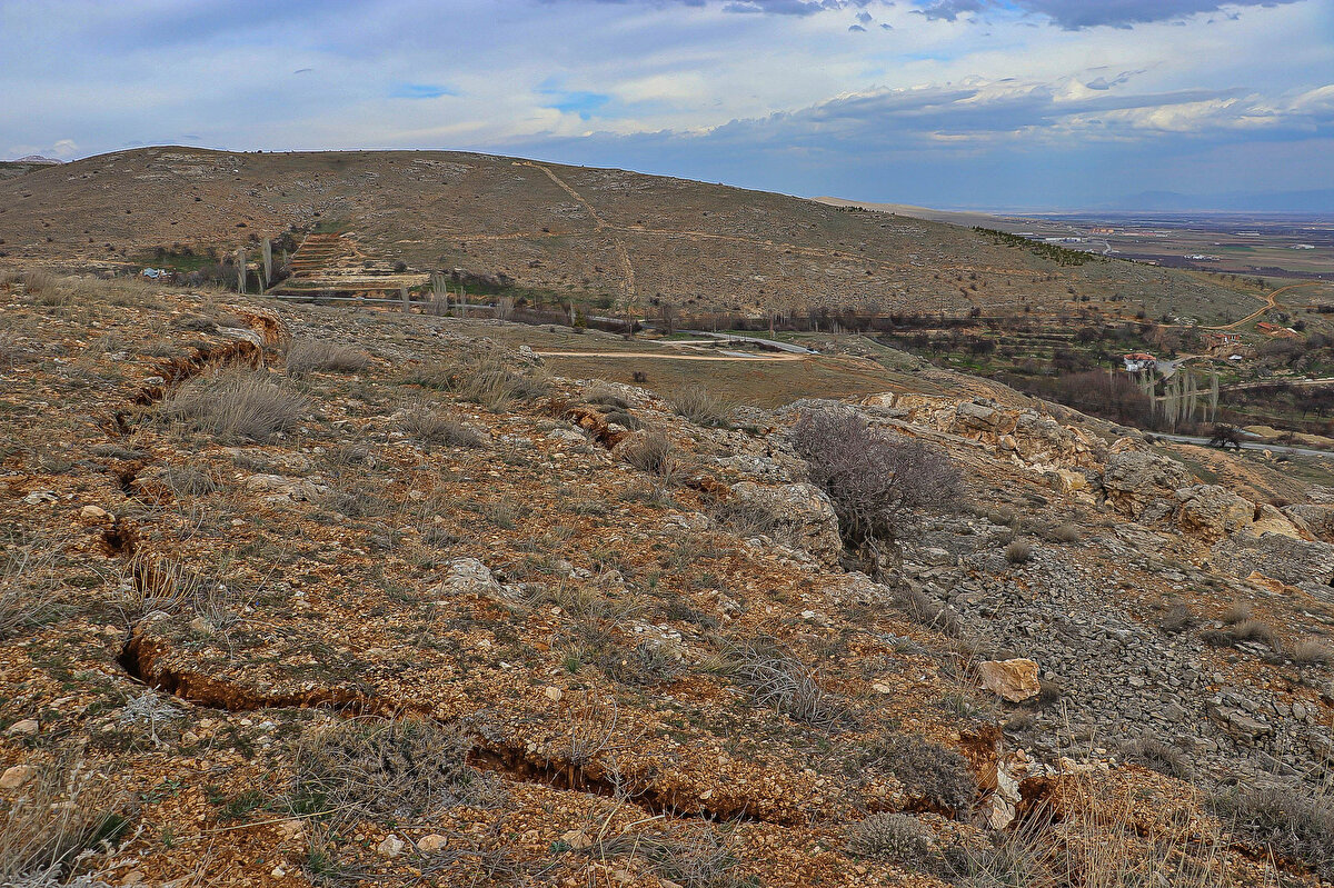 Tepelik noktada yer alan kayaların yarıldığı arazide de metrelerce uzunlukta çatlaklar oluştuğu gözlendi. 