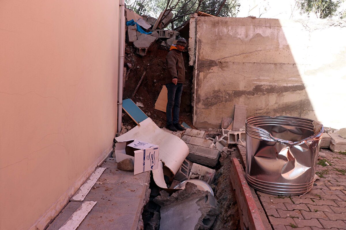 Deprem sırasında kimsenin bulunmadığı bina, şiddetli sarsıntı nedeniyle yerinden oynadı.
