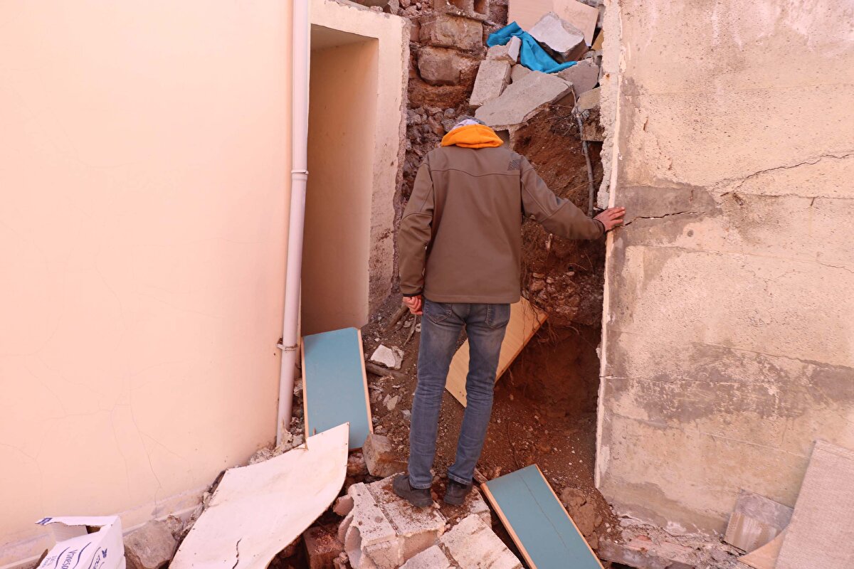 Mahallede çok sayıda yapı yıkılırken, 30 kişi de hayatını kaybetti. Mahallede bulunan gurbetçi Hasan Dağ'a ait 2 katlı bina da depremde hasar gördü.