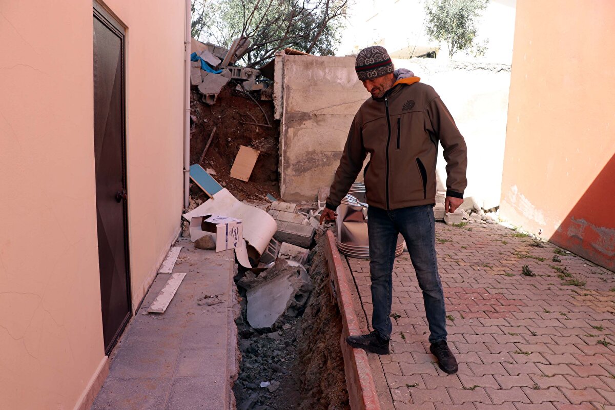 Binanın yaklaşık 1 metre yön değiştirdiği görüldü.