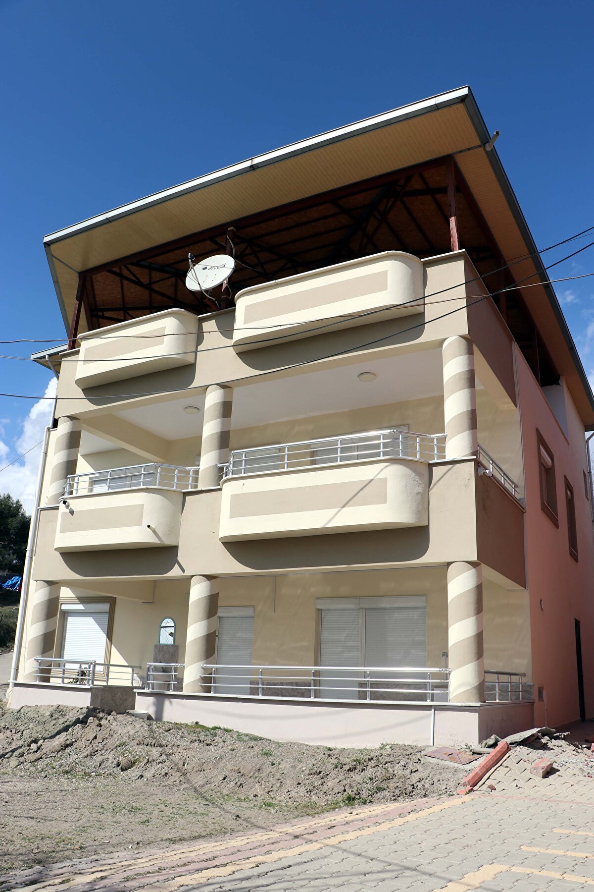 Fay hattı, binanın önündeki bahçeyi çökertirken, altında da boşluk oluştuğu gözlendi.