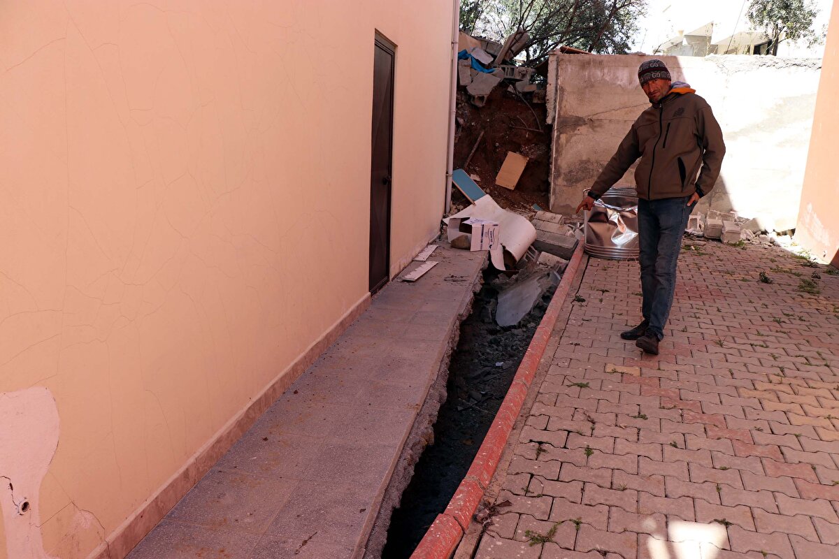 Binanın yanında bulunan kaldırım ile mesafesi, objektife yansıdı. Binanın önünden fay hattının da geçtiği görüldü.