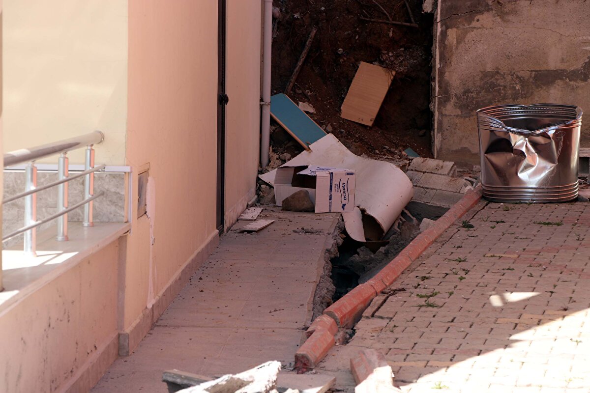 Deprem sırasında Almanya'da olan Hasan Dağ'ın kısa süre sonra evini onarmak için kente geleceği belirtildi.