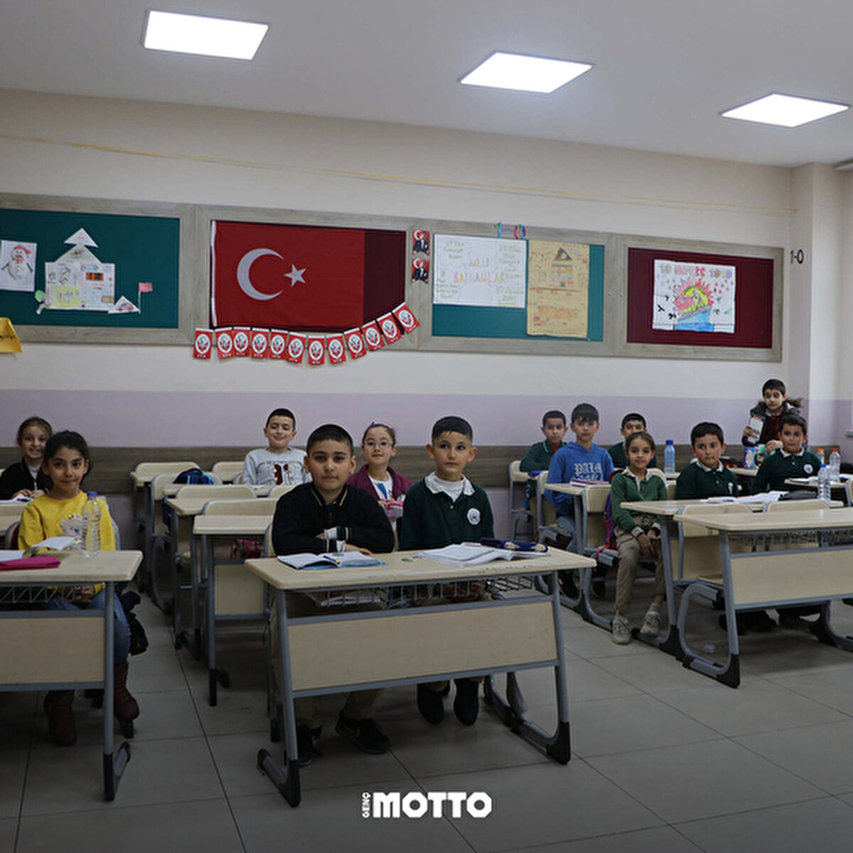 Saygı duruşu ve İstiklal Marşı'nın okunmasının ardından sınıflara alındı.