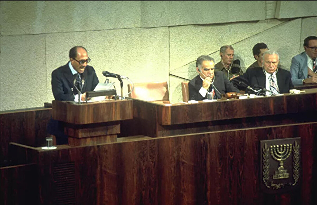 Mısır Cumhurbaşkanı Enver Sedat, İsrail’e gerçekleştirdiği ziyaret sırasında İsrail Parlamentosu Knesset’te 55 dakika süren bir konuşma yapmıştı, 20 Kasım 1977.
