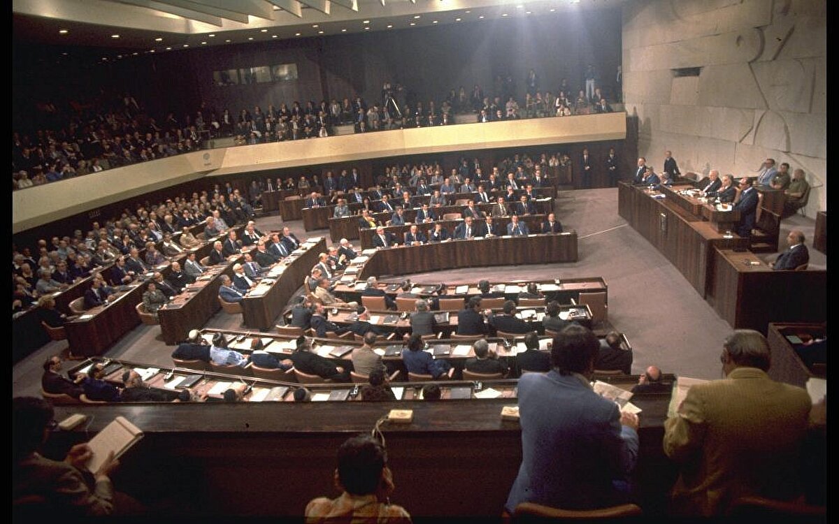 Sedat’ın konuşması boyunca bir an olsun alkışı bırakmayan İsrail Parlamentosu'nun milletvekilleri tıpkı Arap ülkeleri gibi oldukça şaşkındı.