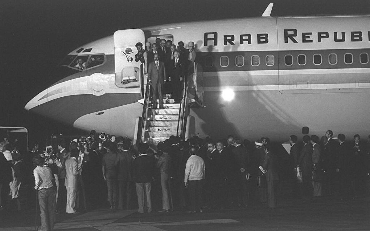 Mısır Cumhurbaşkanı Enver Sedat, 19 Kasım 1977'de İsrail'e ayak bastı.