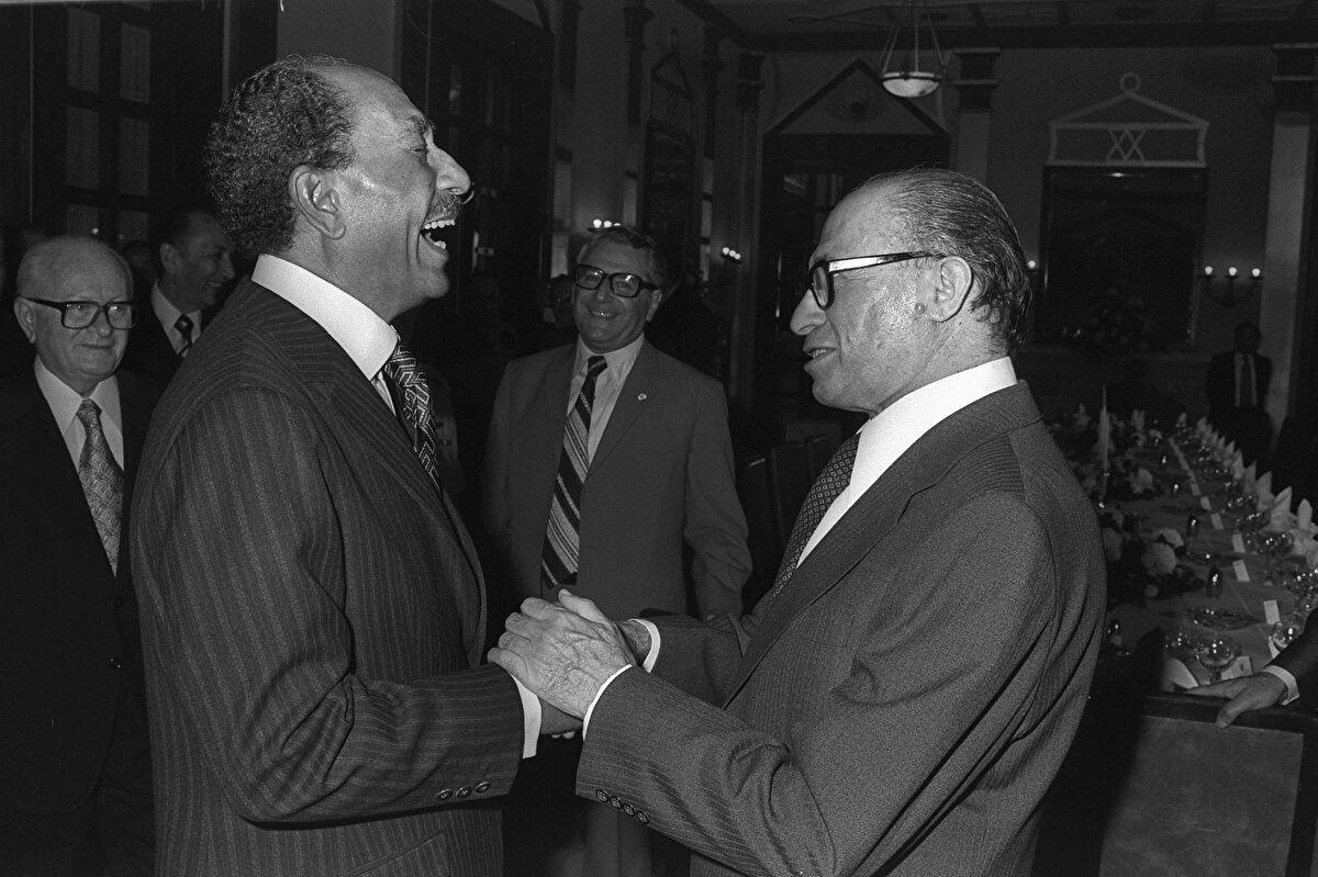 İsrail Başbakanı Menachem Begin (sağda) ve Mısır Cumhurbaşkanı Enver Sedat, King David Oteli'nde sohbet ediyor, 19 Kasım 1977.