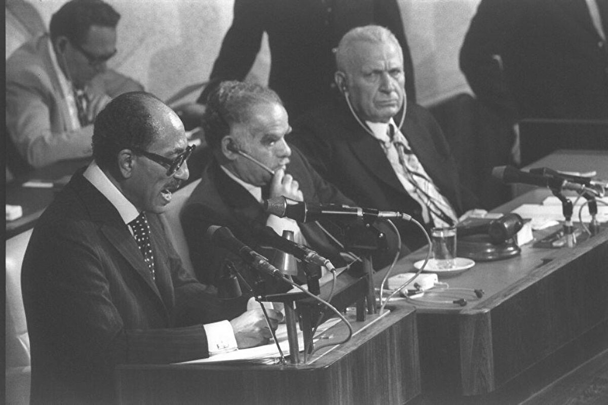 Mısır Cumhurbaşkanı Enver Sedat Knesset'te konuşuyor, 20 Kasım 1977.
