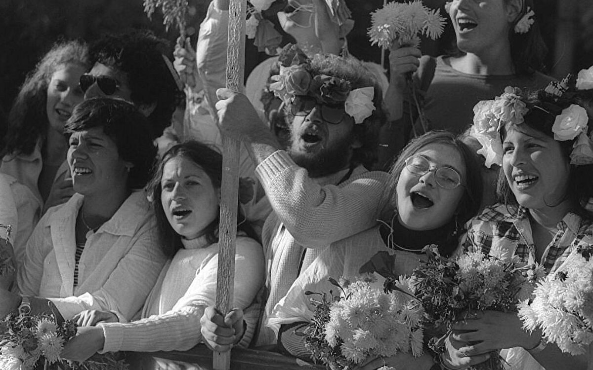 Ellerinde balon ve çiçekler olan öğrenciler, İsrail’de bulunan Enver Sedat'ı alkışlıyor, 21 Kasım 1977.