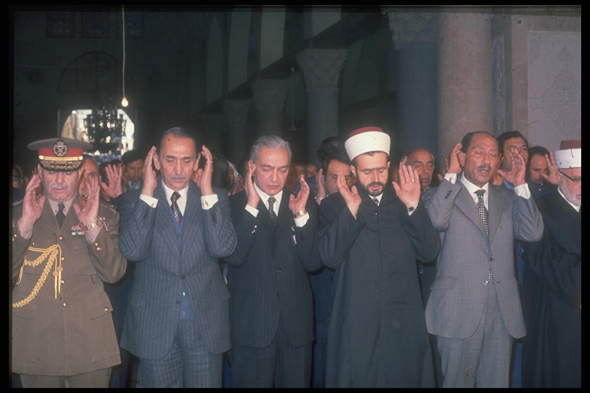 Mısır Devlet Başkanı Enver Sedat, Kudüs'teki Mescid-i Aksâ'da namaz kılıyor, 20 Kasım 1977.