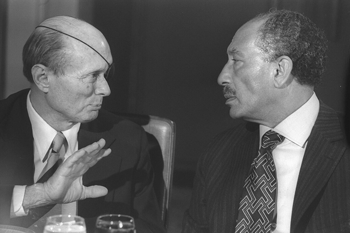 Bu ziyaretle İsrail'i resmen tanımanın adımını da atan Sedat, görüşmeler sırasında taktığı "gamalı haç" desenli kravatıyla tartışma konusu olmuştu.