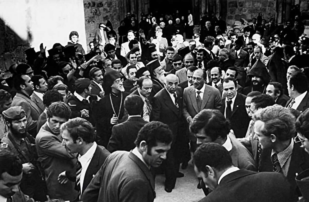 Enver Sedat, Kudüs’ün eski şehir bölgesinde kalabalığın arasında yürüyor.