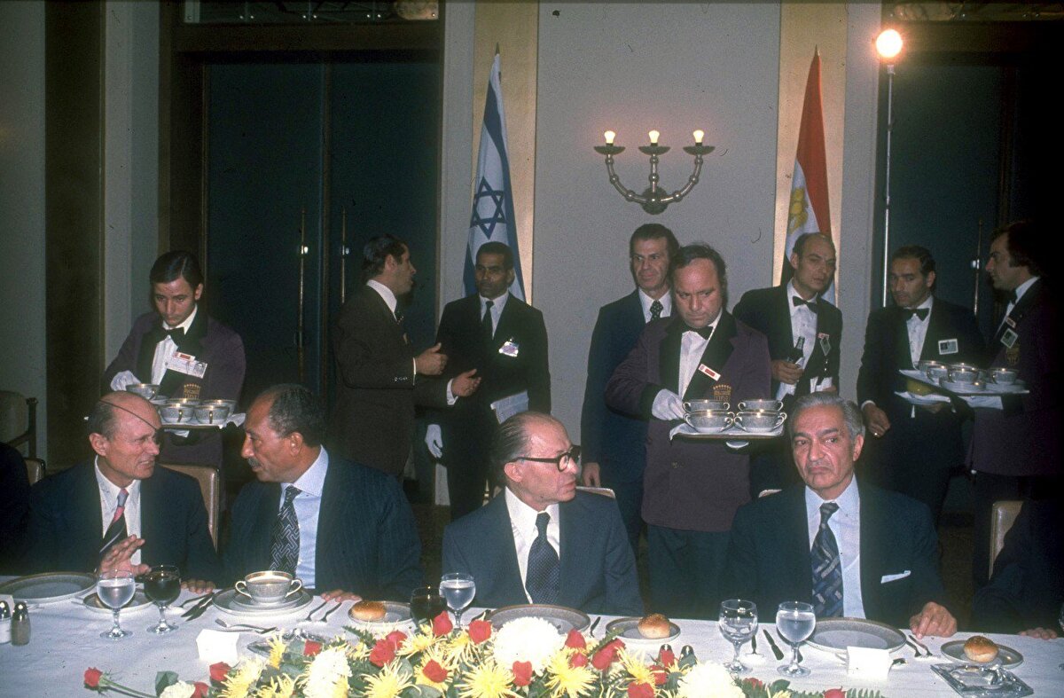 Mısır Devlet Başkanı Enver Sedat ve İsrail Dışişleri Bakanı Moşe Dayan, Kudüs'teki King David Oteli'nde.