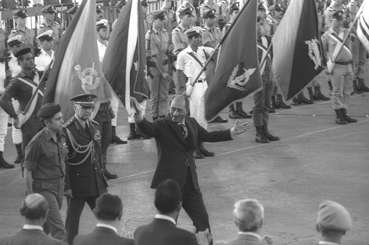 Sedat, Ben Gurion Havalimanı'ndan ayrılmadan önce “misafirperver” İsrail halkına el sallıyor, 21 Kasım 1977.