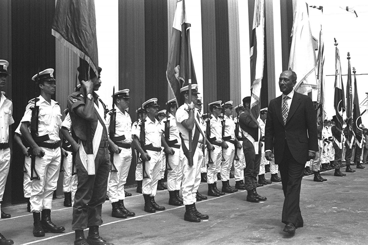 Enver Sedat, Hayfa Limanı’nda Şeref Muhafızlarının yanından geçiriyor.