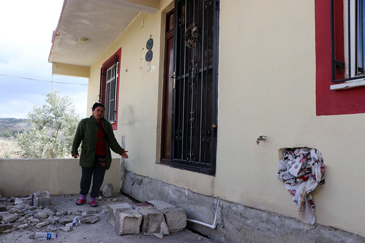 Kentte 6 Şubat'ta meydana gelen 7.7 ve 7.6 büyüklüğündeki depremlerde fay hattının, Dulkadiroğlu ilçesi Çiğli Mahallesi'nden geçtiği belirlendi. Fay hattı üzerinde olan yolun bir kısmı çökerken, Hatice Renkliöz'e ait müstakil evin ise yönü değişti.