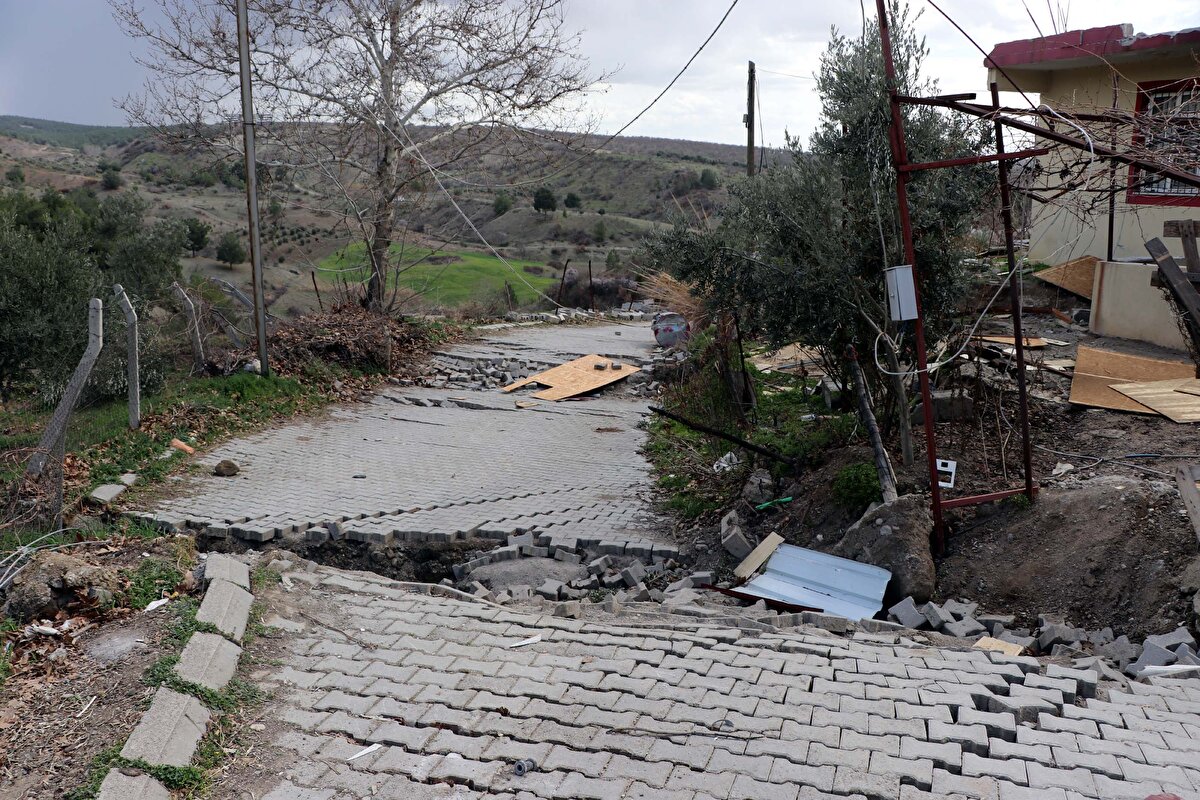 Kaynım, 'Deprem dengemizi kaybettirdi, kendimizi kenara bıraktık. Büyük bir yarık açıldı. Çok şükür, 1 saniye ile kurtulduk yoksa o yarığa düşerdik' diyor. Durmadan sallanıyoruz. Çok fazla artçı deprem oluyor. Allah kimseye yaşatmasın" diye konuştu.