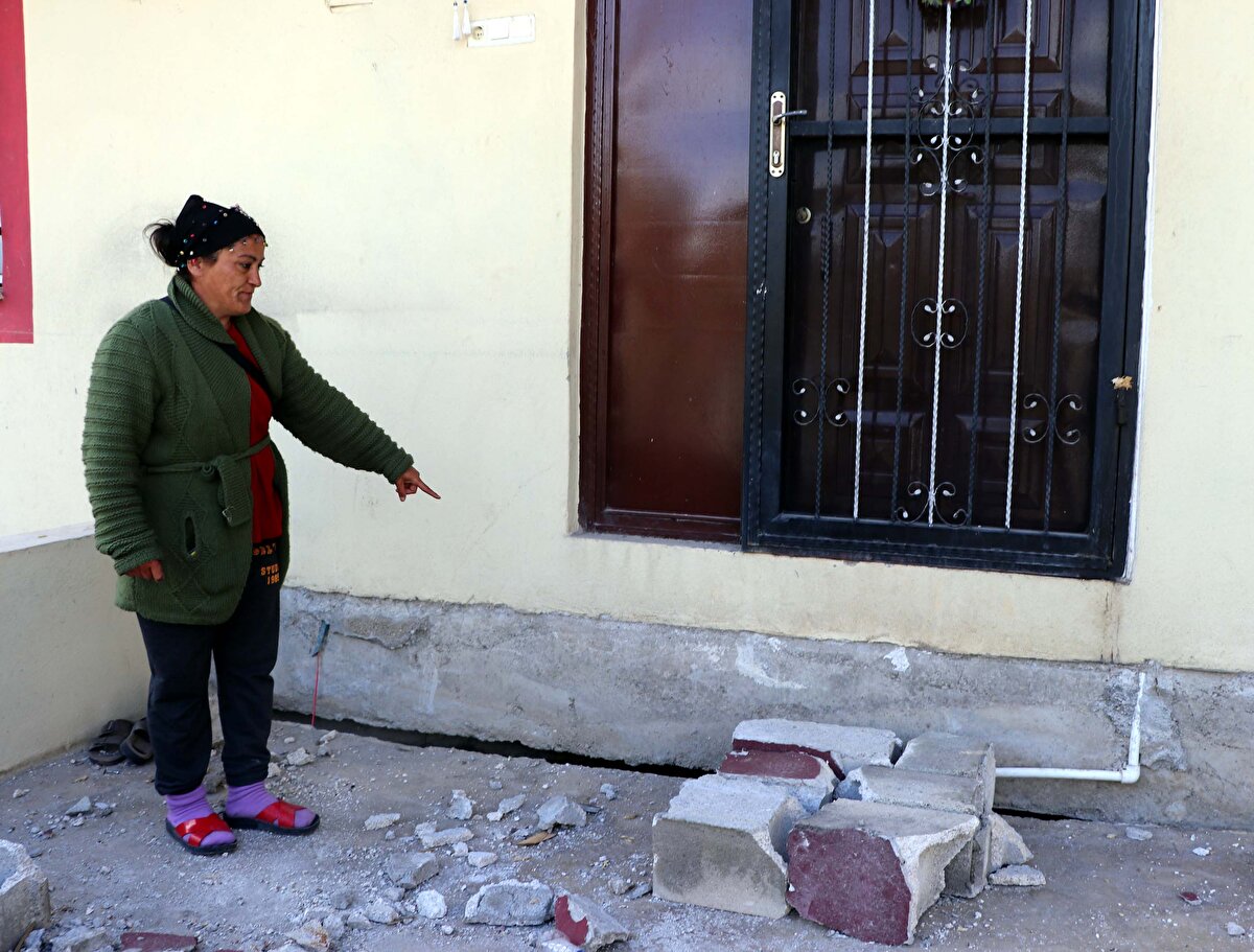 Acil yıkım kararı verildi. Sürekli artçı depremler olduğu için burada durmamız bile riskli. Artçı depremler olduğunda yarım kalan evler de yıkılıyor. Yetkililer bu bölgede inceleme yaptı. Dün yine geldiler. Fay hattının kırığı da evimin altında olmuş. Yetkililer 'İyi ki burada yokmuşsunuz yoksa hiç iyi olmazdı' diyorlar" dedi. 