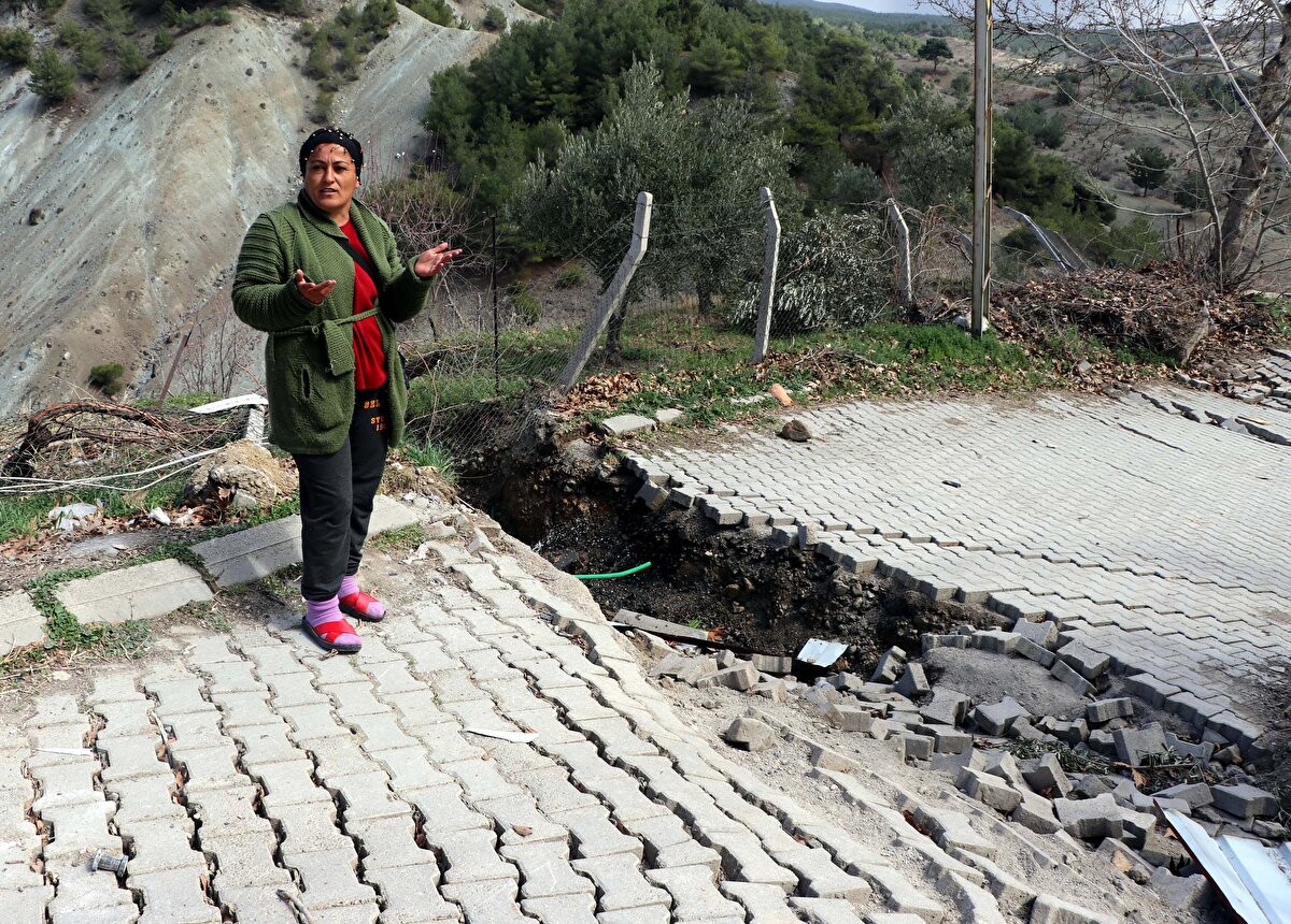 Depremde müstakil evlerinin yönünün değiştiğini söyleyen Renkliöz, "2 evin arasında sadece 1 kişinin geçebileceği kadar boşluk vardı. Deprem, evin temelinden yerini değiştirmiş. Şu an evin altında boşluk var. 