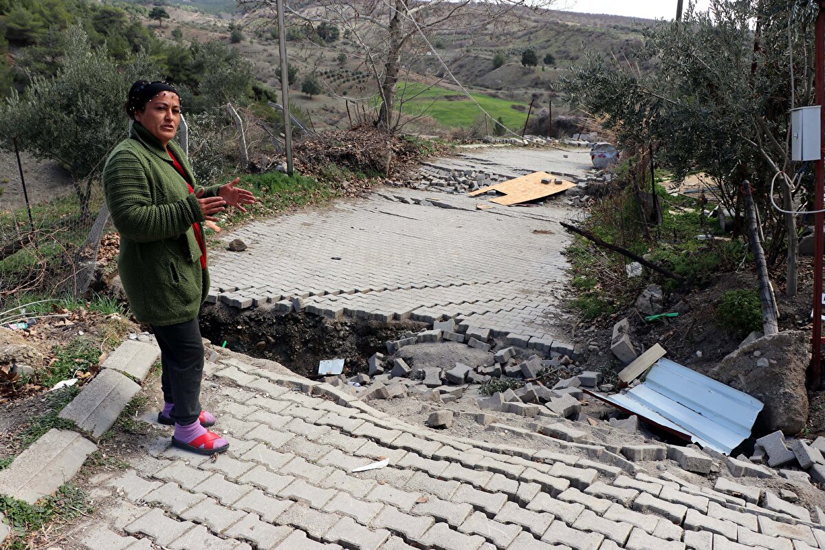 Evin zemininde de boşluklar meydana geldi. Depremde yaşadıklarını anlatan Hatice Renkliöz, "Deprem günü bir kıyametti. Ben buna 'deprem' diyemem. Çok kötüydü. Elektrikler gitti. Biz çarşıda oturuyorduk. 6 ay önce taşınmıştık. Yaşadığımız evin enkazından çıktık. Kapılar, pencereler açılmadı. Çok zor çıktık. Sonrasında buraya geldik. Burada 30 kaybımız var. Köy resmen enkaz altında. Fay hattı benim evimden geçmiş. Kayınım ve kaynanam diğer tarafta oturuyorlardı. 