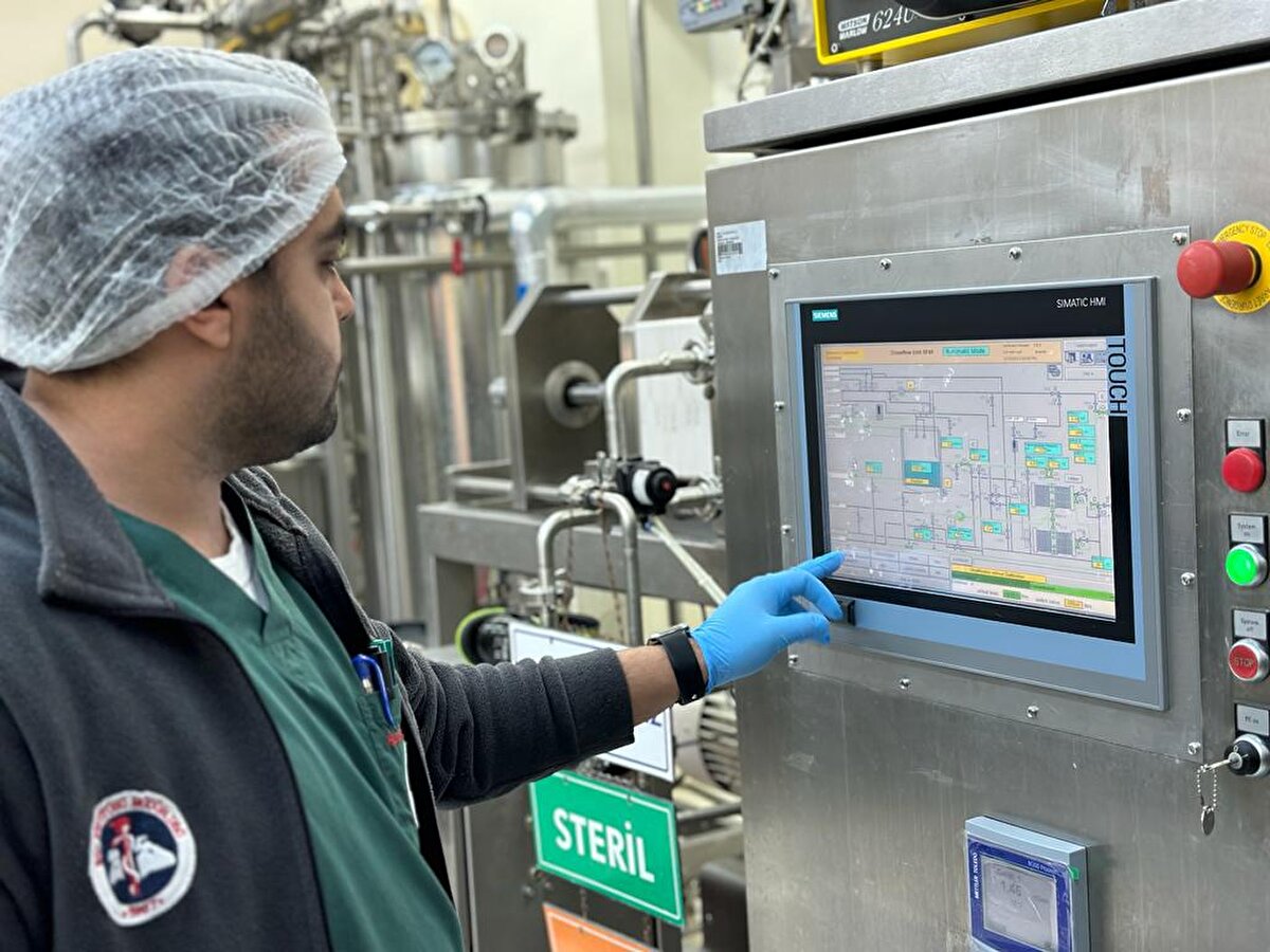 'HASTALIK BULAŞMADAN ÖNCE VE SONRA MÜCADELE FARKLI'<br>Ağtürk, şah hastalığı ile mücadelenin 'hastalık bulaşmadan önce' ve 'bulaştıktan sonra' diye ikiye ayrılarak yapıldığını kaydederek, "Hasta olmadan önce kesinlikle aşıları yaptırmalarını tavsiye ediyoruz" dedi.<br><br>Hasta olduktan sonra ise hasta olan hayvanlar ile hasta olmayanların ayrılması gerektiğini belirten Ağtürk, "Ahırlara giriş-çıkışlarda hayvan bakıcılarının dezenfeksiyon kurallarına uymalarını tavsiye ediyoruz. Ahırdaki gübrelerin dezenfeksiyon işlemi uygulandıktan sonra dışarıya atılmasını tavsiye ediyoruz" ifadelerini kullandı.