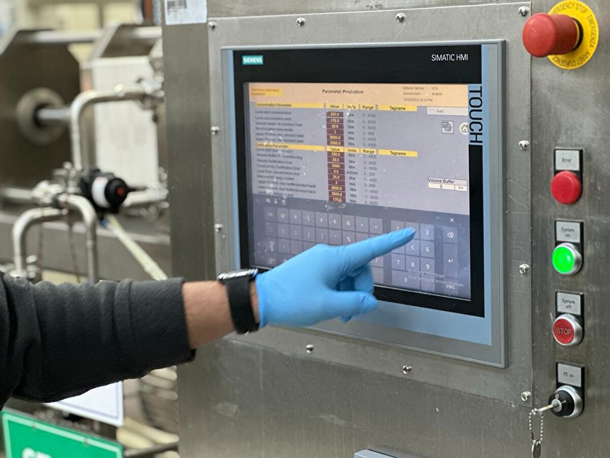 'AŞI SORUNU YOK'<br>Aşının çok yoğun talep gördüğünü söyleyen Ağtürk, "Aşı üretmek için biz gerekli tedbirlerimizi almıştık. Hastalık komşu ülkelerde görülünce 3 Şubat'ta aşı üretimine başlamıştık. 37 gün içerisinde biz aşımızı aşı şişemizin içerisine koyarak vatandaşımıza, çiftçimize ulaştırmaya başladık. Cuma, cumartesi ve pazar 3 gün boyunca aşı sevkiyatına devam ettik. 2 milyon 550 bin doz üretimimiz vardı. Bunun 1 milyon 500 binini sahaya yolladık. Aşı üretimine her hafta ortalama 2 milyon 500 doz olarak devam ediyoruz" diye konuştu.