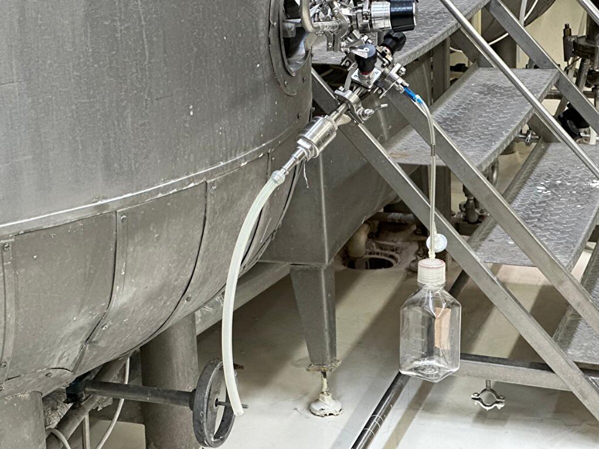 Ağtürk, hastalığın çok ağır seyrettiği de olduğunu kaydederek, "Besi hayvancılığı yapanlarda besinlerin geriye vurmasına sebep oluyor; kasaplık hayvanlarda et veriminin düşmesine; süt ve damızlık olarak yetiştirilen hayvanlarda gebe kalma olasılığı azalıyor ve süt verimi düşüyor. Bu da çiftçilerimizin olumsuz etkilenmesine neden oluyor. Bundan dolayı da çiftçilerimizin aşılamaya önem vermeleri, özellikle enstitümüz tarafından üretilen şap aşısını yapmaları gerekiyor, bunu ihmal etmemeleri gerekiyor" dedi.